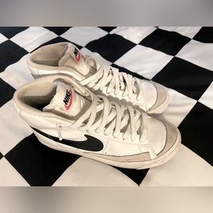 Nike Blazers Mid’ 77 Size 5 in Youth 7 in Womens